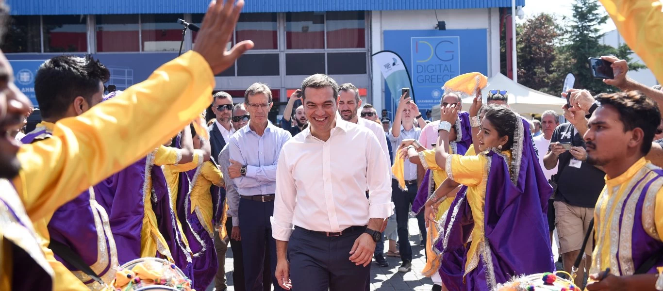 Ο Αλέξης Τσίπρας με κόκκινη βούλα στο μέτωπο στο περίπτερο της Ινδίας στη ΔΕΘ (φωτο)